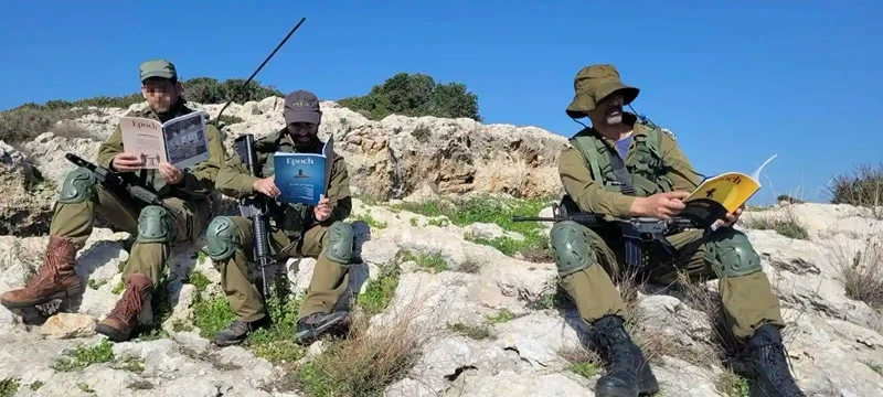 חיילים בשטח קוראים את גליונות המגזין