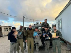 חיילים בשטח עם גליונות מגזין אפוק לאחר חלוקתם כחלק מיוזמת "לחזק את המחשבה"