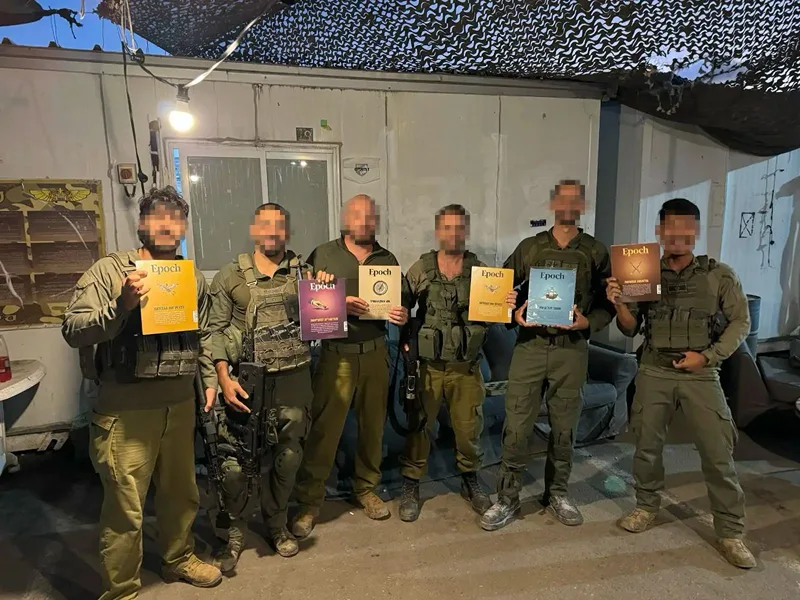 חיילים בשטח עם גליונות מגזין אפוק