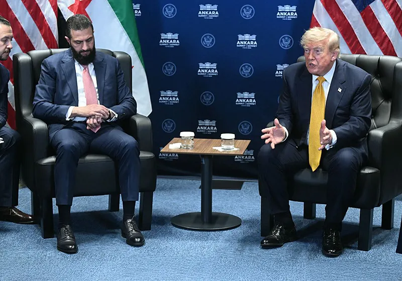 נשיא ארה"ב, דונלד טראמפ, ונשיא סוריה, אחמד א-שרע, בשולי פסגת נאט"ו באנקרה, 8 ביולי 2026