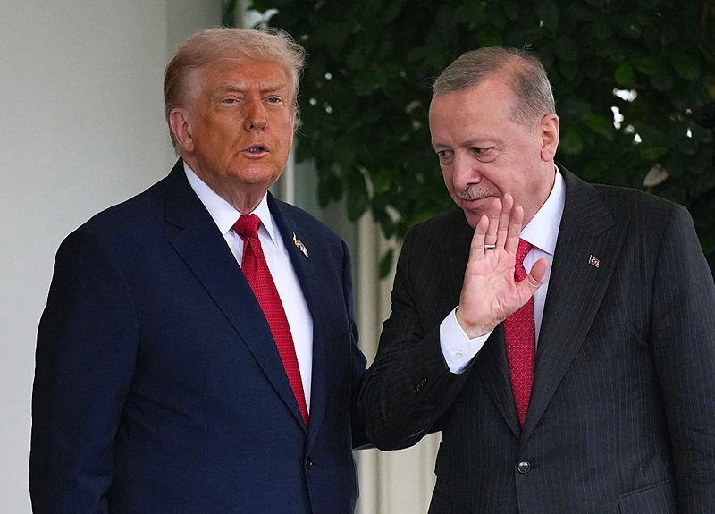 Президент Турции Реджеп Тайип Эрдоган и президент США Дональд Трамп во время визита Эрдогана в Вашингтон, 25 сентября 2025 года.