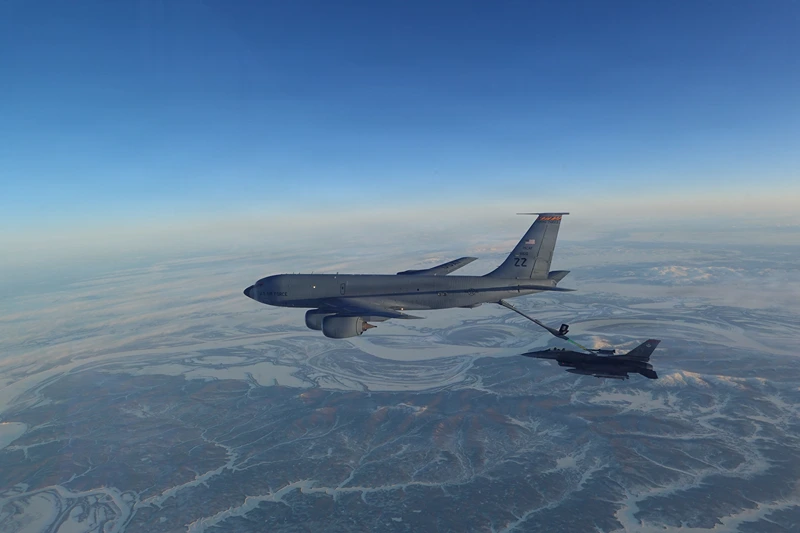מטוס קרב מסוג F-16 במהלך תדלוק אווירי ממטוס KC-135 של חיל האוויר האמריקני, 19 בפברואר 2026
