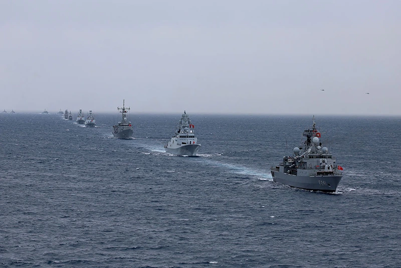 הפריגטה הטורקית TCG Turgutreis וספינות נוספות מהצי הטורקי במהלך תרגיל, 9 באפריל 2026