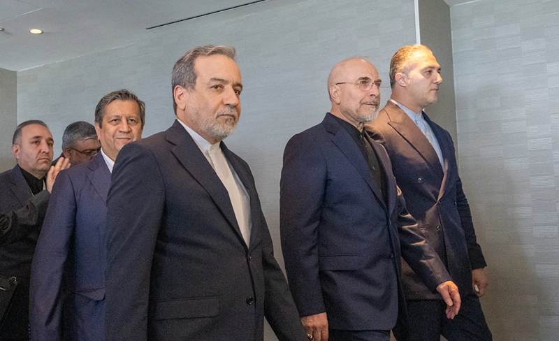 המשלחת האיראנית לשיחות עם ארה"ב, בראשות יו"ר הפרלמנט מוחמד קאליבף ובהשתתפות שר החוץ עבאס עראקצ'י 21 ביוני 2026