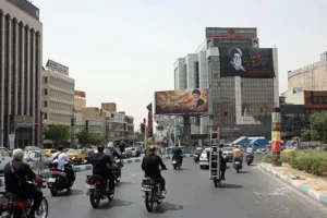 שלטי חוצות בטהראן עם תמונותו של המנהיג העליון הקודם של איראן, עלי ח'מינאי, לקראת טקס הלוויתו, 2 ביולי 2026