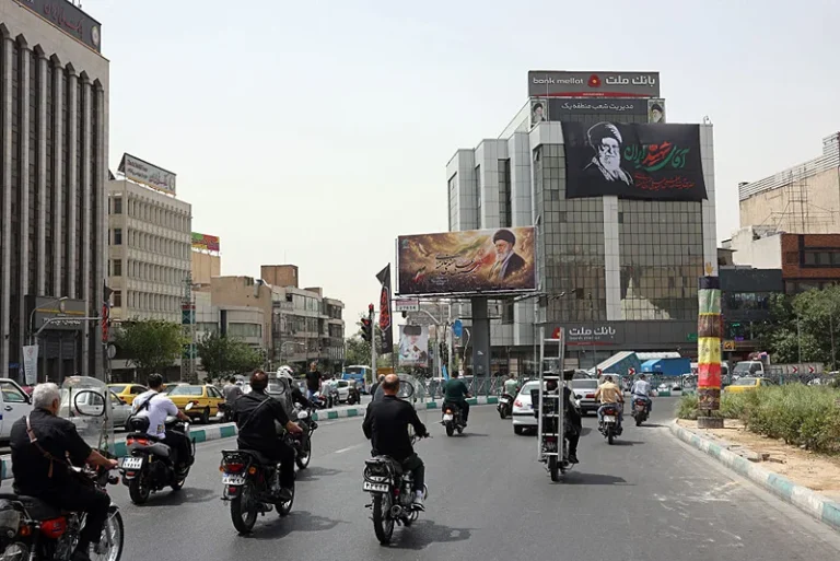 שלטי חוצות בטהראן עם תמונותו של המנהיג העליון הקודם של איראן, עלי ח'מינאי, לקראת טקס הלוויתו, 2 ביולי 2026