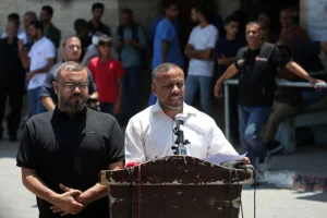 ראש משרד ההסברה הממשלתי של חמאס, איסמעיל א-ת'וואבתה, מודיע על התפטרותו של מוחמד אל-פרא מתפקידו, 6 ביולי 2026