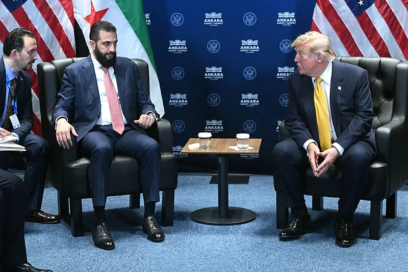 נשיא ארה"ב, דונלד טראמפ, ונשיא סוריה, אחמד א-שרע, בשולי פסגת נאט"ו באנקרה, 8 ביולי 2026