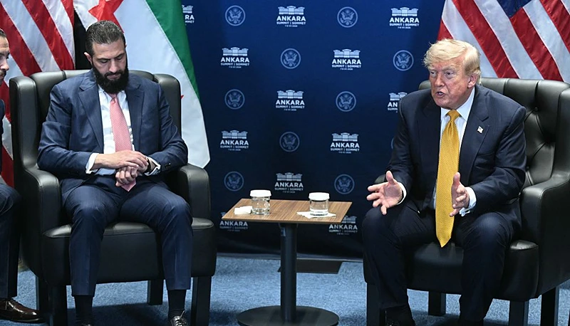 נשיא ארה"ב, דונלד טראמפ, ונשיא סוריה, אחמד א-שרע, בשולי פסגת נאט"ו באנקרה, 8 ביולי 2026