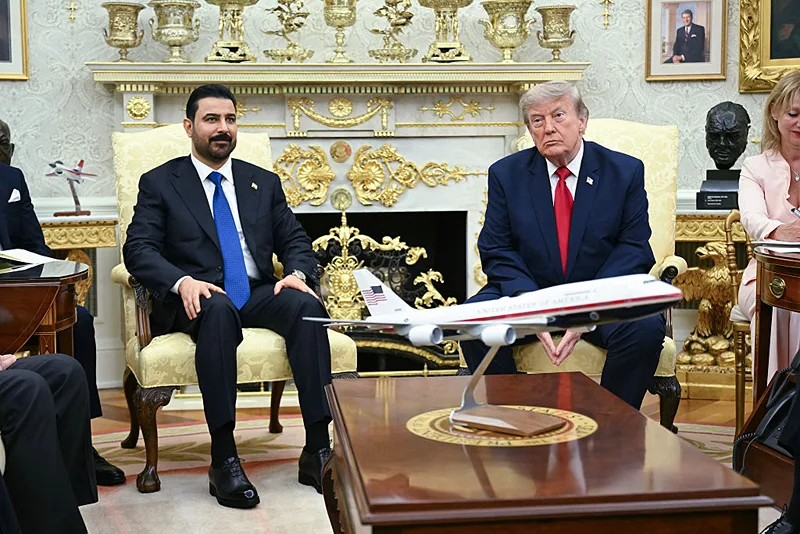 נשיא ארה"ב, דונלד טראמפ, וראש ממשלת עיראק, עלי א-זיידי, בעת ביקורו של א-זיידי
