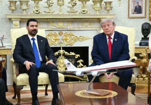 נשיא ארה"ב, דונלד טראמפ, וראש ממשלת עיראק, עלי א-זיידי, בעת ביקורו של א-זיידי