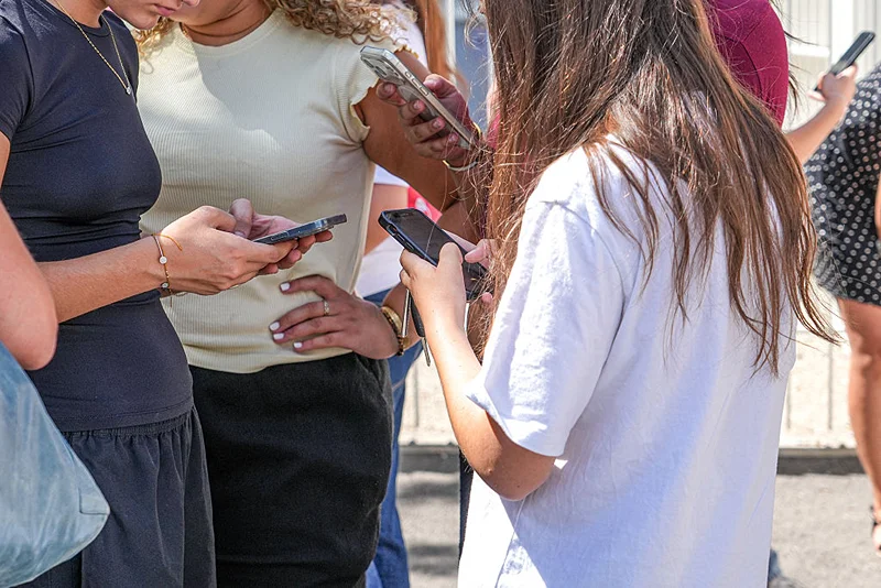 בני נוער משתמשים בסמארטפונים בבית ספר בצרפת, 7 ביולי 2026