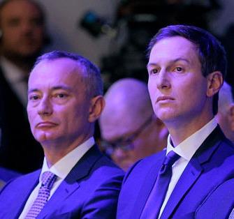השליח האמריקני, ג'ארד קושנר, ומנכ"ל מועצת השלום, ניקולאי מלאדנוב | צילום: Chip Somodevilla/Getty Images