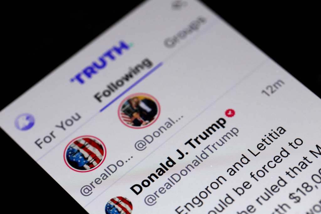 פוסט של נשיא ארה"ב, דונלד טראמפ, שפורסם ב-Truth Social מופיע על צג טלפון נייד, 25 במרץ 2024