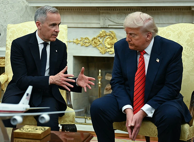 נשיא ארה"ב, דונלד טראמפ, וראש ממשלת קנדה, מארק קרני, בעת ביקורו של קרני בוושינגטון, 6 במאי 2025 | צילום: JIM WATSON/AFP via Getty Images