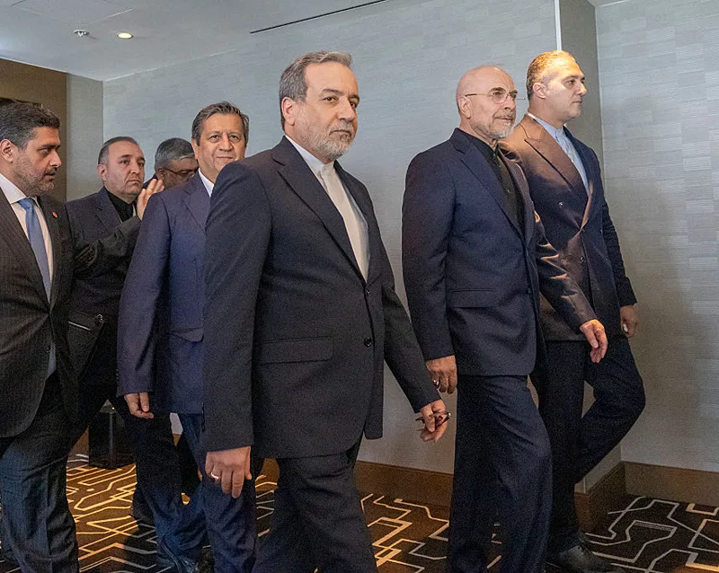 יו"ר הפרלמנט האיראני, מוחמד באקר קאליבף, ושר החוץ האיראני, עבאס עראקצ'י, 21 ביוני 2026