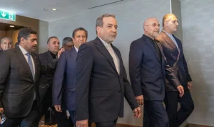 יו"ר הפרלמנט האיראני, מוחמד באקר קאליבף, ושר החוץ האיראני, עבאס עראקצ'י, 21 ביוני 2026