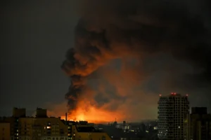 עשן עולה מעל מבני מגורים בקייב בעקבות מתקפת כטב"מים וטילים רוסית, 1 באוגוסט 2026