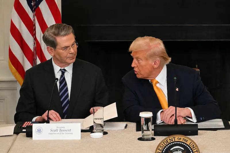 נשיא ארה"ב, דונלד טראמפ, ומזכיר האוצר, סקוט בסנט, 7 במרץ 2025