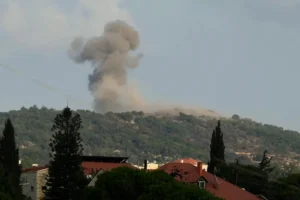 עשן מיתמר בעקבות תקיפות ישראליות על רכס עלי טאהר, 14 באוגוסט 2026