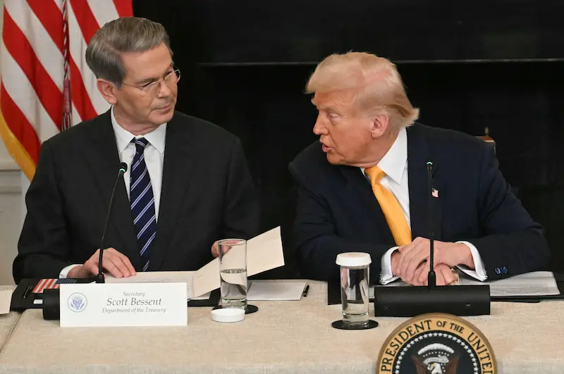 נשיא ארה"ב, דונלד טראמפ, ומזכיר האוצר, סקוט בסנט, 7 במרץ 2025