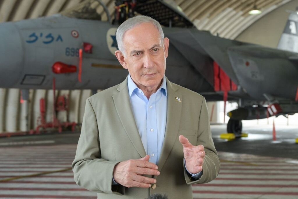 ראש הממשלה, בנימין נתניהו, בעת ביקורו בבסיס תל נוף היום