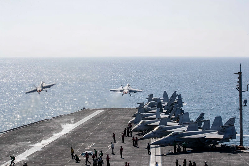 מטוסים ממריאים מסיפון נושאת המטוסים USS אברהם לינקולן, 3 במרץ 2026