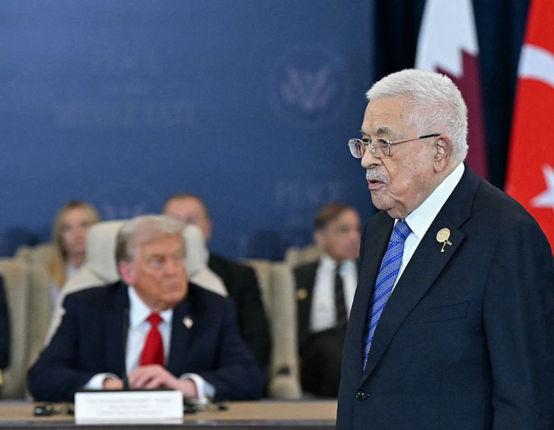 יו"ר הרשות הפלסטינית, מחמוד עבאס, וברקע נשיא ארה"ב, דונלד טראמפ, במהלך פסגה בנושא עזה בשארם א-שייח', 13 באוקטובר 2023