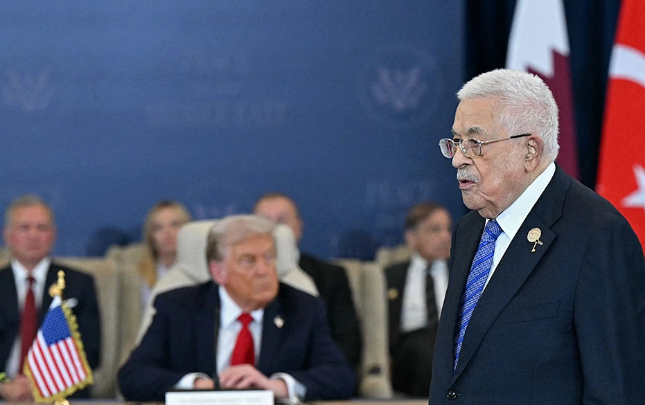 יו"ר הרשות הפלסטינית, מחמוד עבאס, וברקע נשיא ארה"ב, דונלד טראמפ, במהלך פסגה בנושא עזה בשארם א-שייח', 13 באוקטובר 2023