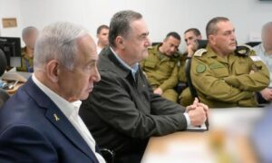 ראש הממשלה, בנימין נתניהו, לצד הרמטכ"ל, רא"ל אייל זמיר, ושר הביטחון, ישראל כ"ץ