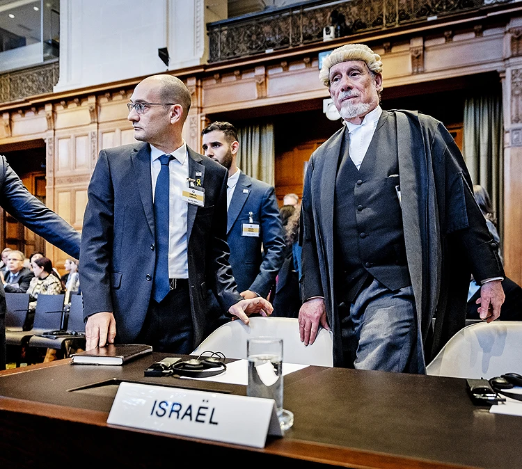 המשנה ליועץ המשפטי לממשלה למשפט בין-לאומי, עורך הדין ד"ר גיל-עד נועם (במרכז), ועורך הדין מלקולם שואו (מימין) בפתח דיון בבית הדין הבין-לאומי בהאג, ינואר 2024