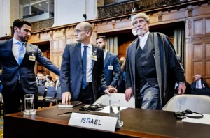 המשנה ליועץ המשפטי לממשלה למשפט בין-לאומי, עורך הדין ד"ר גיל-עד נועם (במרכז), ועורך הדין מלקולם שואו (מימין) בפתח דיון בבית הדין הבין-לאומי בהאג, ינואר 2024
