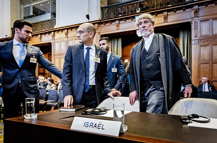 המשנה ליועץ המשפטי לממשלה למשפט בין-לאומי, עורך הדין ד"ר גיל-עד נועם (במרכז), ועורך הדין מלקולם שואו (מימין) בפתח דיון בבית הדין הבין-לאומי בהאג, ינואר 2024