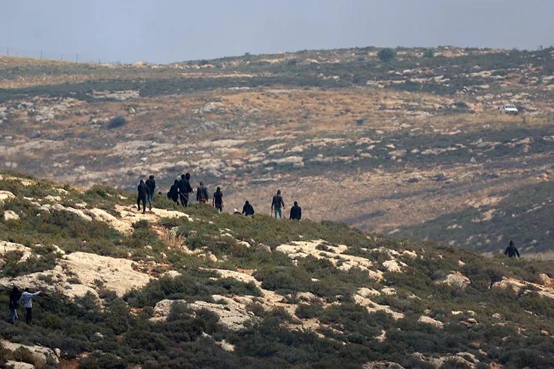 מתנחלים רעולי פנים סמוך לכפר אבו פלאח, צפונית-מזרחית לרמאללה, 5 במאי 2025