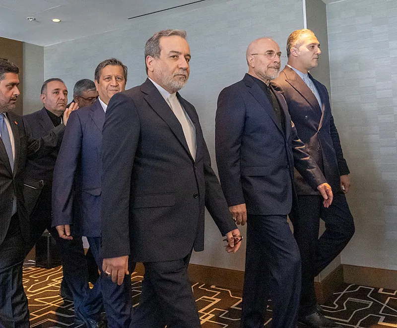שר החוץ של איראן, עבאס עראקצ’י, ויו״ר הפרלמנט האיראני, מוחמד באקר קאליבאף, בעת הגעת המשלחת האיראנית לשיחות בשוויץ, 21 ביוני 2026