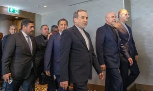 שר החוץ של איראן, עבאס עראקצ’י, ויו״ר הפרלמנט האיראני, מוחמד באקר קאליבאף, בעת הגעת המשלחת האיראנית לשיחות בשוויץ, 21 ביוני 2026