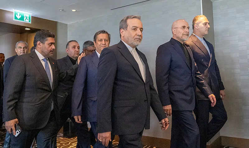 שר החוץ של איראן, עבאס עראקצ’י, ויו״ר הפרלמנט האיראני, מוחמד באקר קאליבאף, בעת הגעת המשלחת האיראנית לשיחות בשוויץ, 21 ביוני 2026