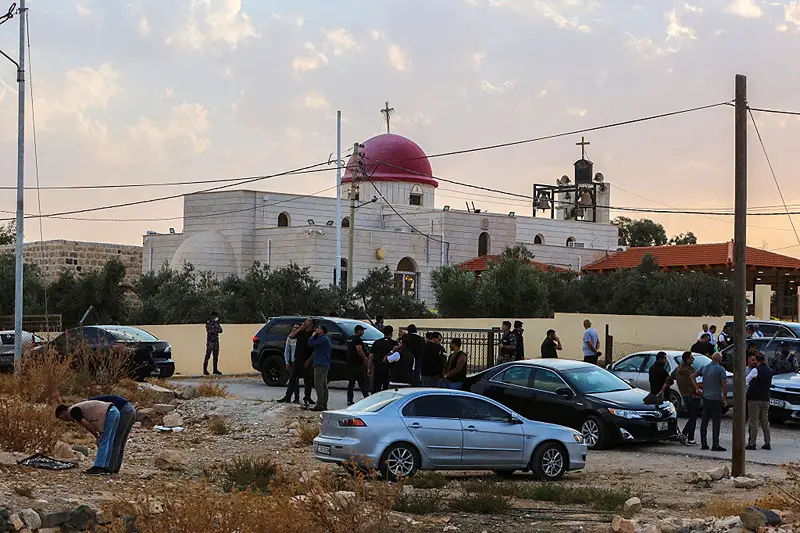 כוחות ביטחון ותושבים מחוץ לכנסיית סנט ג'ורג' לאחר הפיגוע, 23 באוקטובר 2026