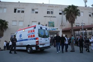 שוטרים מחוץ לבית החולים במיאמי בירדן, לאחר פיגוע הירי בכנסייה בכפר חמוד, 23 באוקטובר 2026