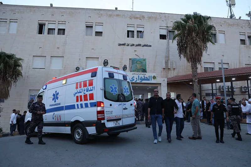שוטרים מחוץ לבית החולים במיאמי בירדן, לאחר פיגוע הירי בכנסייה בכפר חמוד, 23 באוקטובר 2026