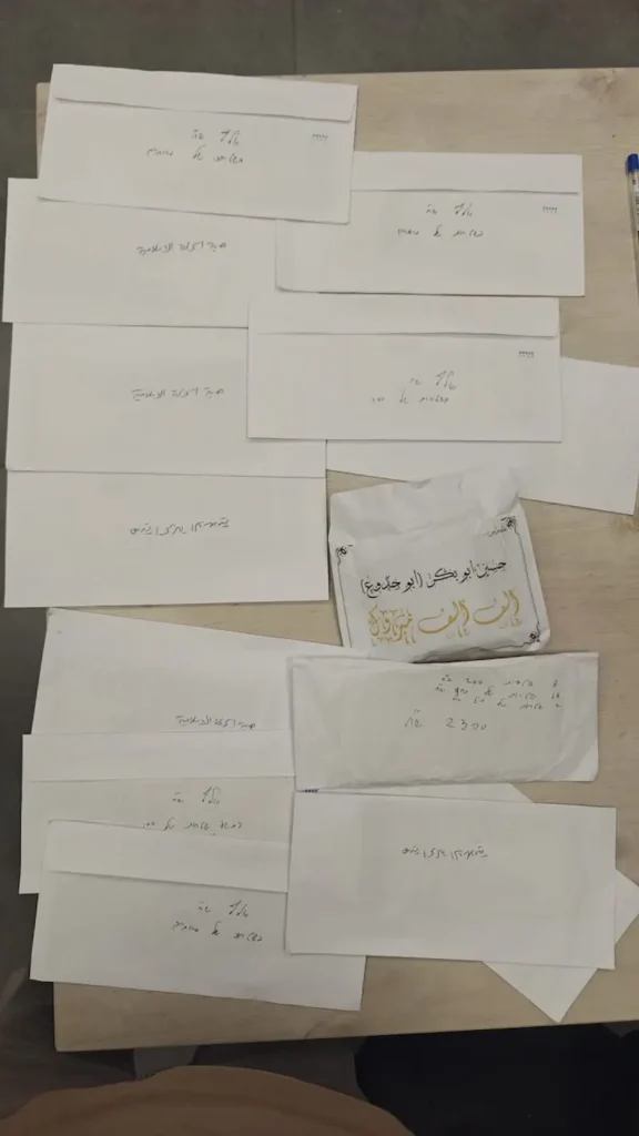 מעטפות שנמצאו בבתי החשודים