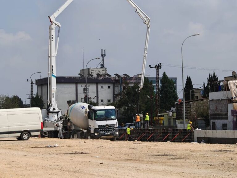 משאבת בטון בפרויקט בנייה