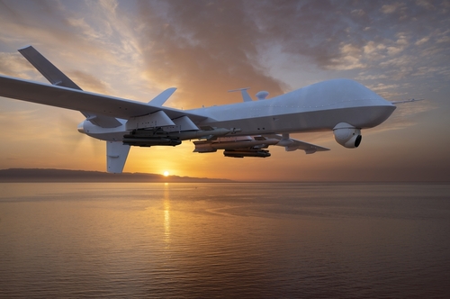 מל"ט מדגם MQ-9 reaper בטיסה מעל הים | קרדיט: Mike Mareen / Shutterstock.com